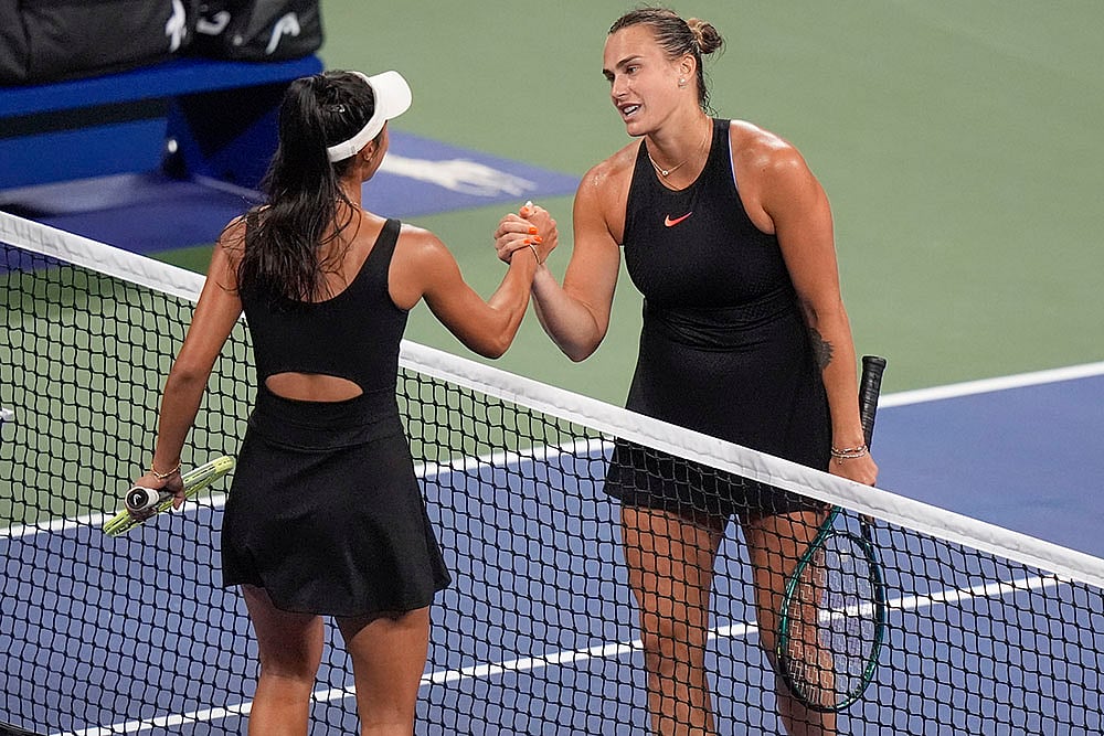 | Photo: AP/Frank Franklin II : US Open 2024: Aryna Sabalenka, of Belarus, greets Australia's Priscilla Hon